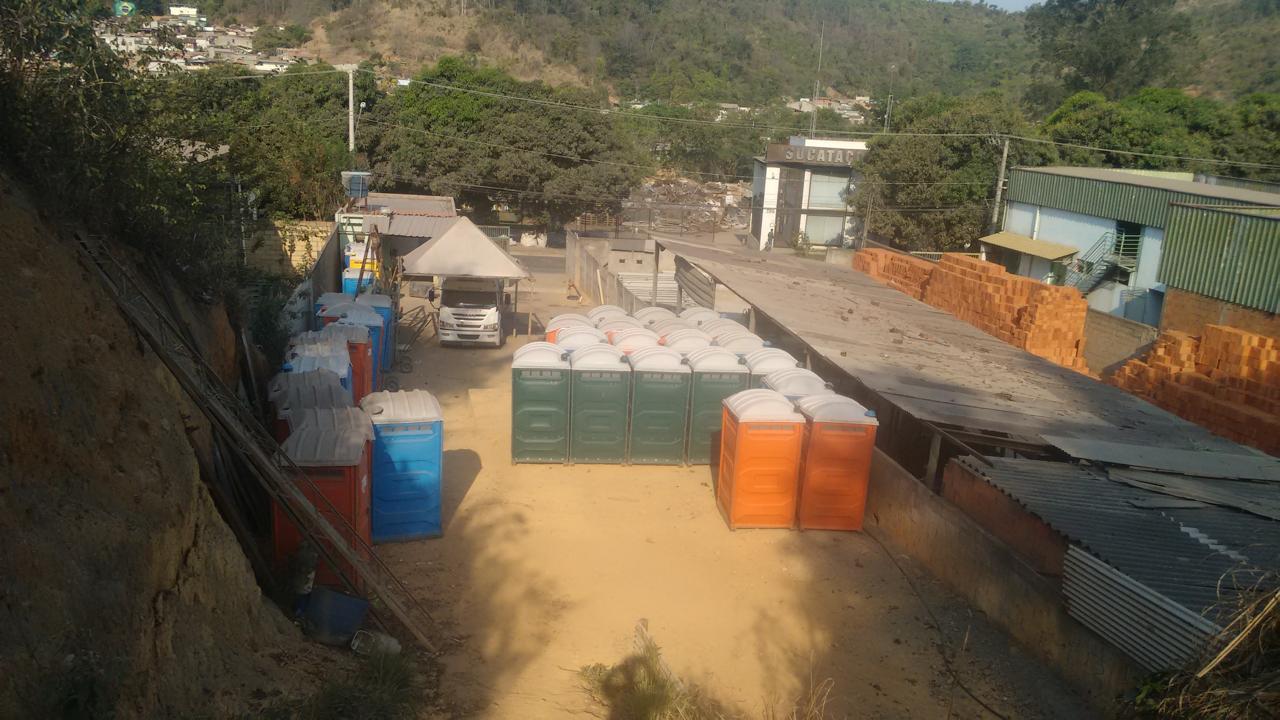 Pátio da Sanebras em Timóteo com dezenas de banheiros químicos organizados por modelo e cor