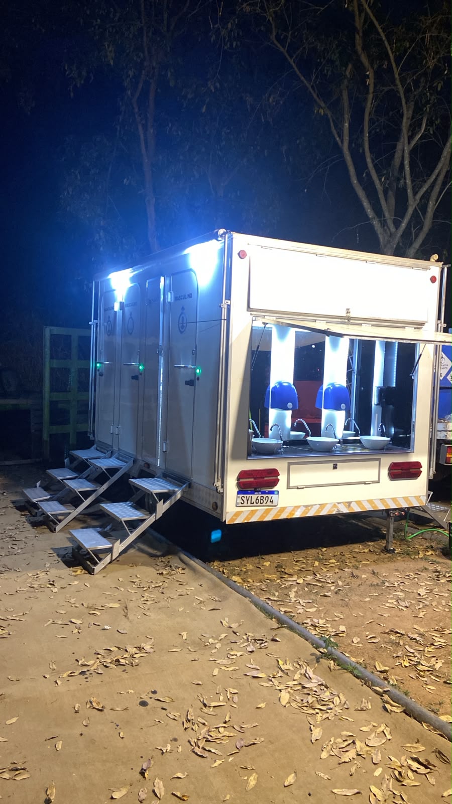 Unidade sanitária móvel VIP da Sanebras com cabines masculinas e femininas e lavatórios iluminados