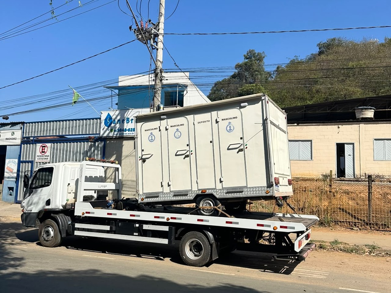 Caminhão da Sanebras entregando módulo sanitário para planta industrial